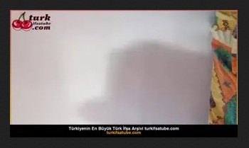 Türbanlı sarışın kadın çıplak poz veriyor